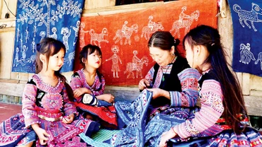 Người dân tộc H’Mông ở xã Pà Cò truyền nghề dệt thổ cẩm cho thế hệ trẻ. 