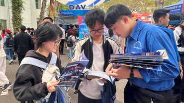 Học sinh tìm hiểu thông tin các ngành học tại Ngày hội tư vấn tuyển sinh-hướng nghiệp năm 2025.