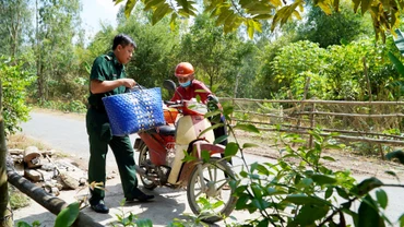 Cán bộ, chiến sĩ Ðồn Biên phòng cửa khẩu quốc tế Dinh Bà giúp người dân trong cuộc sống hằng ngày. 
