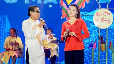 Nghệ sĩ Huyền Tân (bên phải) và Nghệ nhân Ưu tú Hồ Thanh Châu say mê nghệ thuật bài chòi. (Ảnh PHÚ TÂN)