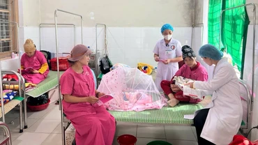 Cán bộ y tế chăm sóc sức khỏe cho bà mẹ-trẻ em tại Trung tâm Kiểm soát bệnh tật thành phố Huế.