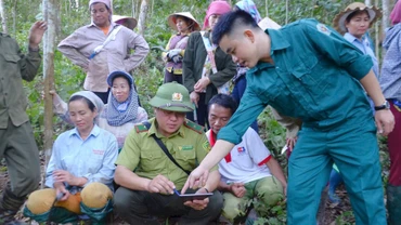 Lực lượng kiểm lâm địa bàn cùng thành viên các tổ bảo vệ rừng ở huyện Mường Chà đi tuần tra, bảo vệ rừng trước nguy cơ nắng hạn.