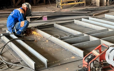 Công nhân Công ty Đóng tàu Sông Cấm (Hải Phòng) lắp ghép các chi tiết để kết nối thành tổng đoạn đóng tàu kéo-đẩy xuất khẩu cho Tập đoàn Damen (Hà Lan).