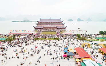 Đông đảo du khách đến chùa Tam Chúc dịp đầu Xuân.