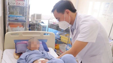 Tiến sĩ, bác sĩ Đoàn Trọng Tú - Trưởng khoa Ngoại bụng II, Bệnh viện K khám lại cho người bệnh. 
