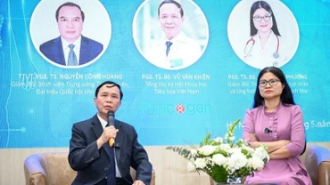 Phó Giáo sư, Tiến sĩ, bác sĩ Vũ Văn Khiên - Tổng Thư ký Hội Khoa học tiêu hóa Việt Nam chia sẻ thông tin tại tọa đàm. (Ảnh: THÀNH ĐẠT)