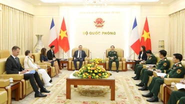 Bộ trưởng Quốc phòng Phan Văn Giang tiếp Bộ trưởng Quân đội Pháp Sébastien Lecornu.
