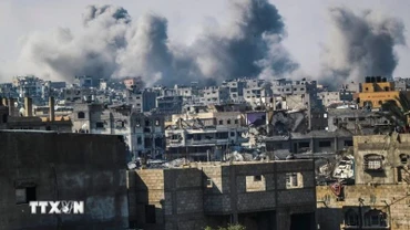 Khói bốc lên sau vụ không kích của Israel xuống thành phố Gaza, ngày 19/4/2025. (Ảnh: Tân Hoa xã)