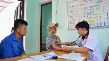Các y, bác sĩ Bệnh viện Quân y 268 khám bệnh cho người dân.