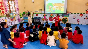 Giờ kể chuyện của cô giáo và học sinh Trường mầm non xã Đại Đồng, huyện Yên Bình, Yên Bái.