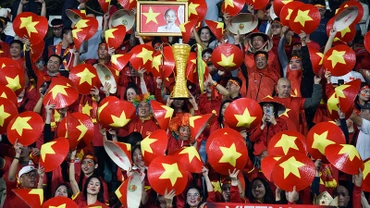 Sự ủng hộ nhiệt tình của người hâm mộ là động lực to lớn để đội tuyển bóng đá nam vô địch ASEAN Cup 2024. (Ảnh KHÁNH AN)