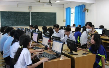 Giờ học môn Tin học tại Trường trung học phổ thông Nguyễn Du, Quận 10, Thành phố Hồ Chí Minh. (Ảnh THẾ ANH)