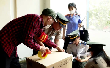 Chi cục Thi hành án dân sự thành phố Ninh Bình (tỉnh Ninh Bình) phối hợp cưỡng chế thi hành án tại phường Đông Thành. (Ảnh Nguyễn Giang)