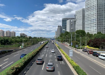 Ô-tô trên đường phố Bắc Kinh, Trung Quốc. (Ảnh: HỮU HƯNG)
