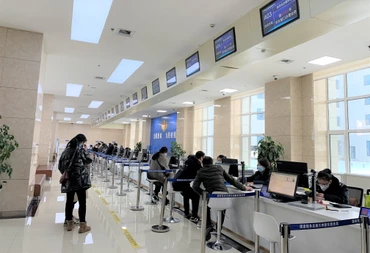 Giải quyết thủ tục hành chính tại bộ phận 1 cửa Khu mới thành phố Lan Châu. (Ảnh: HỮU HƯNG)
