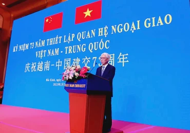 Đại sứ Phạm Sao Mai phát biểu ý kiến tại buổi lễ. (Ảnh: HỒ QUÂN)