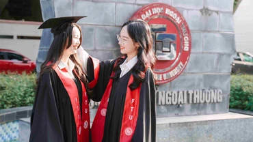 Sinh viên Trường đại học Ngoại thương trong ngày tốt nghiệp.