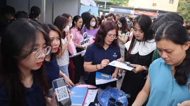Nhà tuyển dụng giới thiệu cơ hội việc làm, vị trí tuyển dụng cho sinh viên.