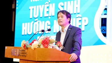 GS,TS Phạm Hồng Chương, Hiệu trưởng Trường đại học Kinh tế Quốc dân chia sẻ tại ngày hội.