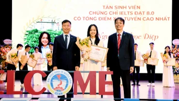 Lãnh đạo Trường đại học Kinh tế Quốc dân trao thưởng cho các tân sinh viên có điểm xét tuyển đầu vào cao nhất năm 2023.