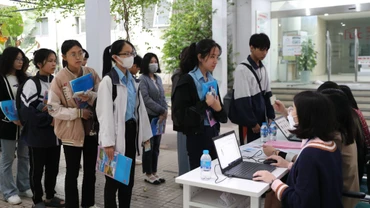 Thí sinh làm thủ tục dự thi Đánh giá năng lực của Đại học Quốc gia Hà Nội.
