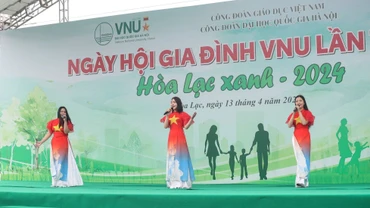Hoạt động văn hóa văn nghệ tại ngày hội.