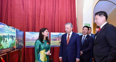 Tổng Bí thư, Chủ tịch nước Tô Lâm và Tổng thống Mông Cổ Ukhnaagiin Khurelsukh thăm không gian trưng bày giới thiệu văn hóa, du lịch Việt Nam; giới thiệu đất nước, con người Việt Nam.