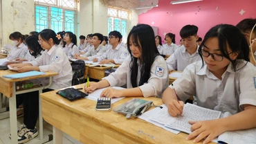 Học sinh lớp 12, Trường THPT Tiền Phong (Mê Linh, Hà Nội) trong giờ ôn thi tốt nghiệp.