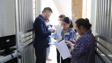 Thí sinh làm thủ tục dự thi đánh giá năng lực năm 2024 của Đại học Quốc gia Hà Nội. 