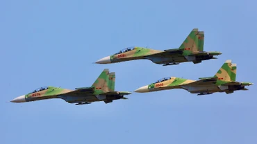 Biên đội 3 tiêm kích Su-30MK2 tập luyện với các bài bắn bẫy nhiệt trên bầu trời như trong thực chiến, tách đội hình và các kỹ thuật phức tạp nhào lộn trên không.