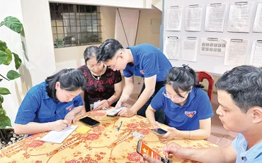 Đoàn viên, thanh niên các cơ quan tỉnh (thuộc Tỉnh đoàn Lạng Sơn) hỗ trợ người dân cài đặt tài khoản định danh điện tử VNeID.