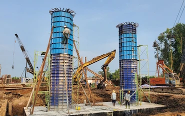 Thi công các hạng mục chủ chốt trên công trường cao tốc Cần Thơ-Cà Mau.