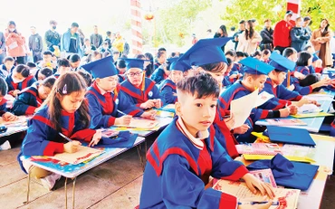 Học sinh Hải Phòng khai bút tại Khu tưởng niệm Vương triều Mạc. (Ảnh HỒNG NHUNG)