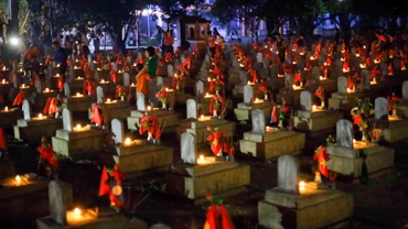 Dâng hương nghĩa trang liệt sĩ quốc gia đường 9. Ảnh: Duy Linh
