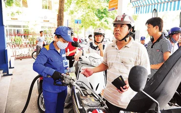 Người dân mua xăng rất khó khăn trong những ngày đầu tháng 10 vừa qua. Ảnh | Đức Anh