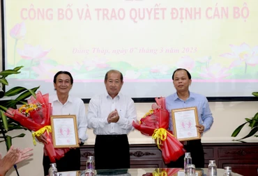 Phó Chủ tịch Ủy ban nhân dân tỉnh Đồng Tháp Đoàn Tấn Bửu trao quyết định cho ông Trần Tấn Lực (bìa phải) và ông Nguyễn Duy Trung. (Ảnh: NGUYỆT ÁNH) 