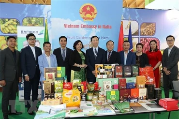 Đại sứ Việt Nam tại Italy Dương Hải Hưng cùng đại diện các doanh nghiệp tham gia Hội chợ Macfrut 2022. (Ảnh: Dương Hoa/TTXVN)