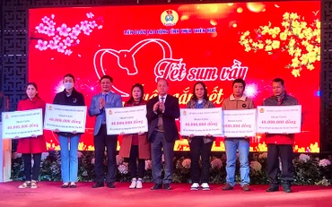 Lãnh đạo tỉnh Thừa Thiên Huế trao kinh phí hỗ trợ xây dựng, sửa chữa nhà “Mái ấm Công đoàn” cho đoàn viên, người lao động có hoàn cảnh khó khăn.