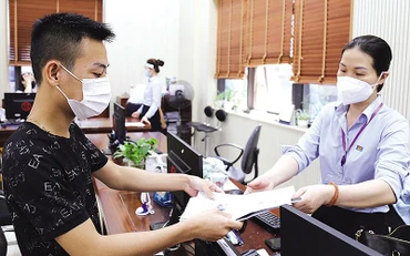 Cán bộ Sở Tư pháp tỉnh Bắc Ninh tiếp nhận hồ sơ cấp Phiếu lý lịch tư pháp tại Trung tâm Hành chính công tỉnh.