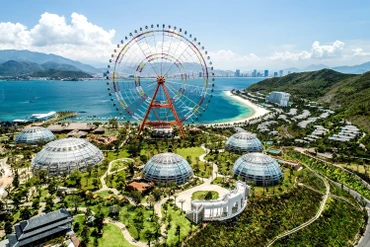 Một góc thành phố Nha Trang nhìn từ khu du lịch Vinpearl. 