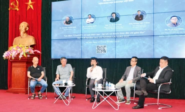 Các chuyên gia thảo luận tại Hội thảo "ChatGPT, trí tuệ nhân tạo - lợi ích và thách thức đối với giáo dục". (Ảnh MAI LINH)