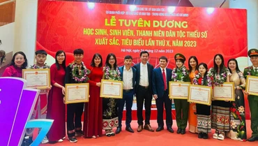 Nhiều học sinh của các Trường Phổ thông Dân tộc Nội trú THPT Nghệ An được Ủy ban Dân tộc chủ trì tặng thưởng vì thành tích học tập xuất sắc, tiêu biểu. Ảnh nhà trường cung cấp