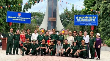 Các cựu chiến binh Trung đoàn 273 dự Lễ thắp nến tri ân các anh hùng liệt sĩ.