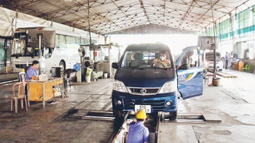 Nhân viên đăng kiểm thực hiện quy trình kiểm định tại một trung tâm đăng kiểm xe cơ giới. (Ảnh: THẾ ANH)