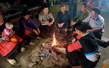 Chấp hành viên Chi cục Thi hành án dân sự huyện Bắc Yên, tỉnh Sơn La tuyên truyền pháp luật tại bản Tà Xùa.