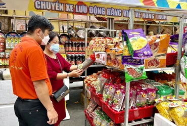 Mua sắm tại chuyến xe lưu động đưa hàng Việt về nông thôn ở huyện Châu Thành, tỉnh An Giang. (Ảnh THANH SANG)