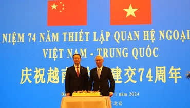 Đại sứ Phạm Sao Mai (phải) và Thứ trưởng Ngoại giao Trung Quốc Mã Triều Húc tại lễ kỷ niệm. (Ảnh: HỮU HƯNG)
