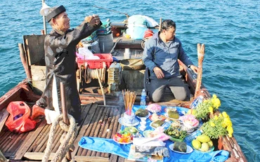 Ngư dân làng Mân Thái cúng biển đầu năm. (Ảnh Huỳnh Văn Mười)