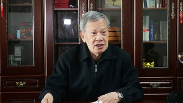 Học giả Lăng Đức Quyền trả lời phỏng vấn của phóng viên Báo Nhân Dân thường trú tại Trung Quốc.