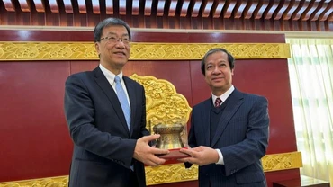 Bộ trưởng Nguyễn Kim Sơn tặng quà lưu niệm cho Bộ trưởng Giáo dục Trung Quốc Hoài Tiến Bằng.